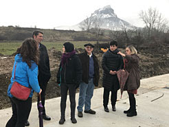 Imagen del pasado invierno en la que la consejera visitó el solar, acompañada por la alcaldesa, concejales de Arbizu y el director de Infraestructuras.