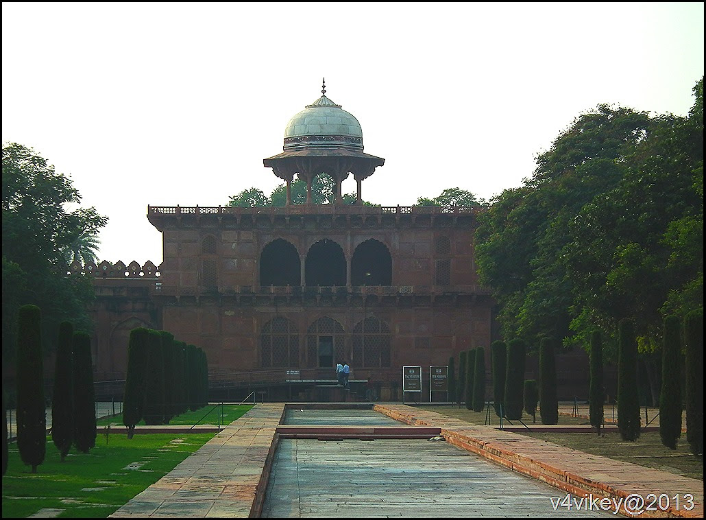 Side buildings of Taj Mahal