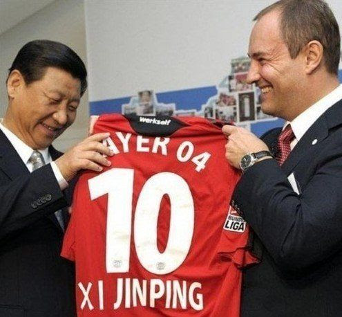 2009年10月，在德国访问的习近平参观了拜耳集团公司，并接受了拜耳公司赠送的一件勒沃库森队10号球衣和一个2006年世界杯专用足球。