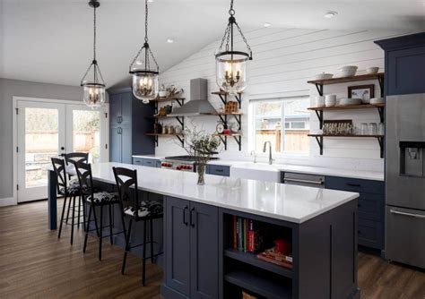 With light and dark colour options of bathroom cabinets, users can suit existing home decors for a uniform style. 30+ Distinct Ideas To Modernize Your Farmhouse Kitchen