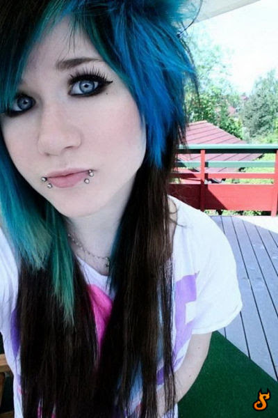 Cute Emo Girls (71 pics)