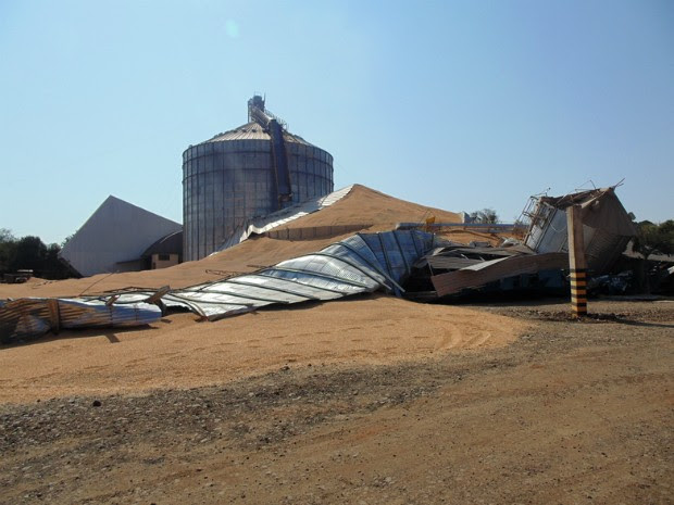 Silo de grãos partiu ao meio e desabou quando funcionários trabalhavam em agropecuária (Foto: Arquivo pessoal/ Walter Oliva Lozano)