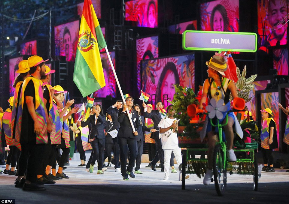 Acompanhar e estrela campo Angela Castro da Bolívia leva sua equipe, agitando a bandeira boliviana, no Estádio do Maracanã