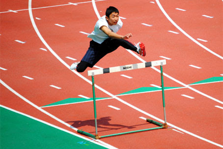 ハードル連続写真 何の写真 田舎が見える