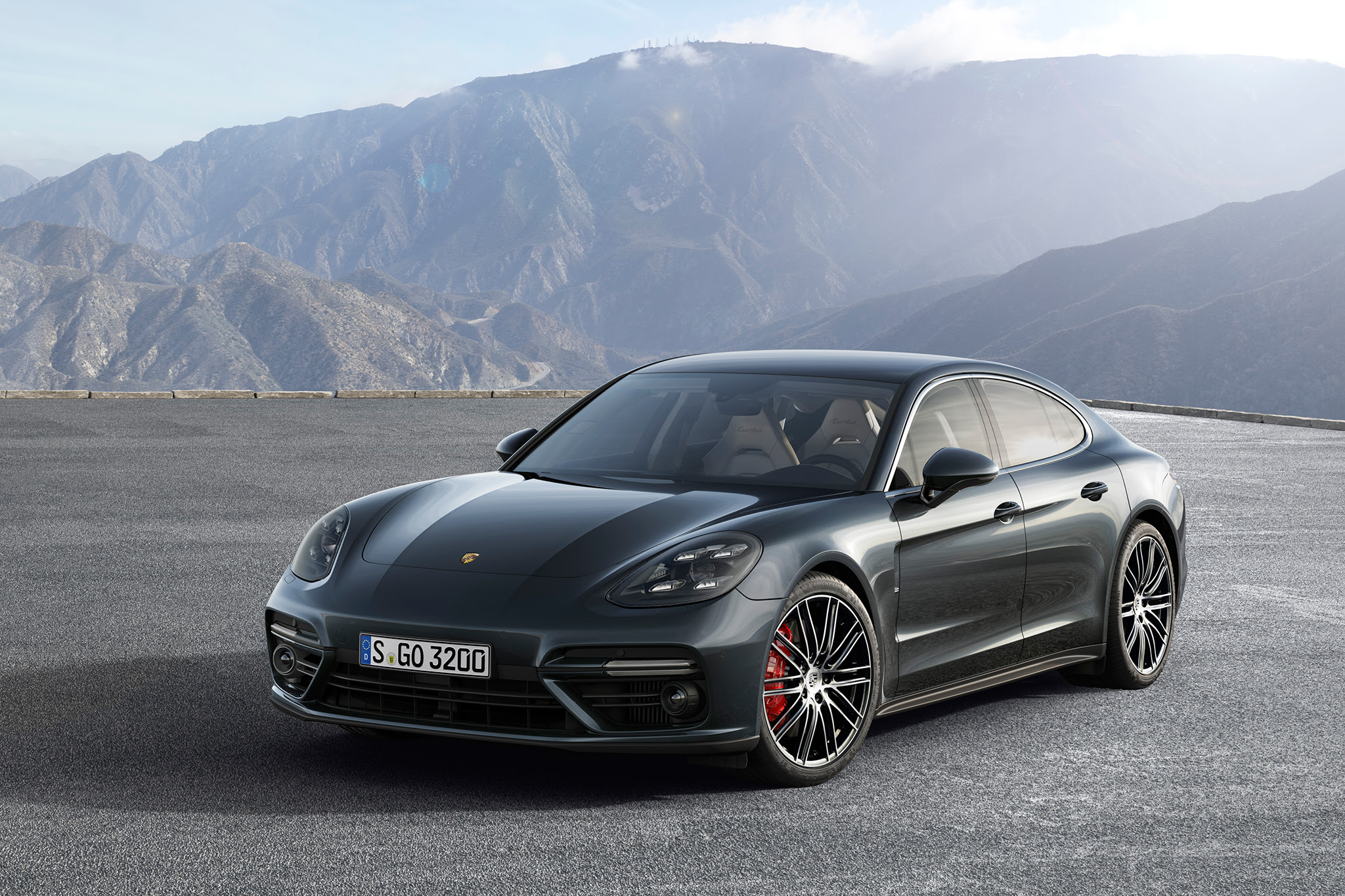 2017 Porsche Panamera Turbo front three quarter 03 1