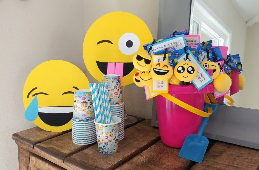 How to Make Cardboard Emoji Faces DIY Inspired How to Make Cardboard Emoji Faces DIY Inspired