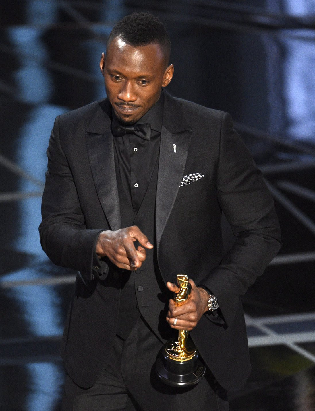 Mahershala Ali amerikai színész a legjobb férfi mellékszereplőnek járó díjjal. Fotó: MTI/EPA