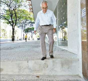 Em frente ao número 1.898 da Afonso Pena, um degrau tem o dobro da  altura permitida pela lei municipal. 'É preciso corrigir isso', diz Luiz Cabral (Marcos Michelin/EM/D.A Press)