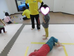 ３月２８日 月 とび箱 横歩き 児童 運動 発達 千葉県鎌ケ谷市の放課後等デイサービス 運動療育のこどもプラス