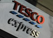 Los grandes minoristas están desafiando a empresas como Visa <V.N>, MasterCard <MA.N> y Google <GOOGL.O> en un mercado de pagos a través de teléfonos móviles ferozmente competitivo y en crecimiento que promete cortar los costes de las transacciones e incrementar la lealtad del cliente. En la imagen, el logotipo de Tesco en una tienda de Tesco Express en el centro de Londres, el 12 de diciembre de  2013. REUTERS/Toby Melville