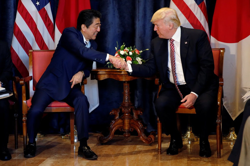 Presidente dos EUA, Donald Trump, e premiê japonês, Shinzo Abe, durante encontro na Cúpula do G7  (Foto: REUTERS/Jonathan Ernst)