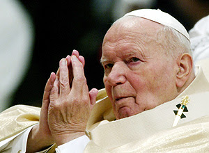 O papa João Paulo 2º reza na Basílica de São Pedro, no Vaticano, durante missa no Dia Mundial da Paz; ele será beatificado em maio