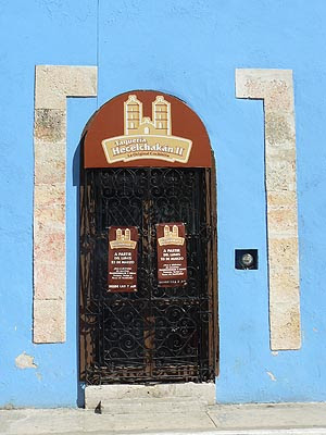 porte bleue, campeche.jpg