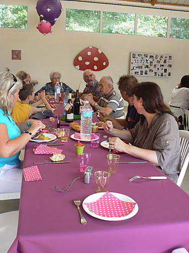 les autres à table.jpg