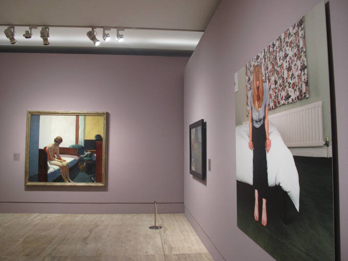 Ampliar fotoEl cuadro 'Habitación de hotel' (1931), de Edward Hooper, al fondo, y 'Camilla (III) (1999), de Sarah Jones, a la derecha, la réplica a los varones.