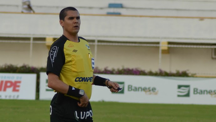 Ricardo Marques, árbitro (Foto: Thiago Barbosa / GLOBOESPORTE.COM)