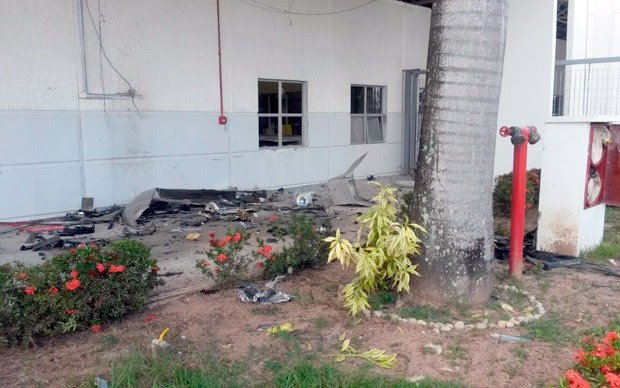 Terminais bancários foram completamente destruídos pela explosão (Foto: Marksuel Figueiredo/Inter TV Cabugi)