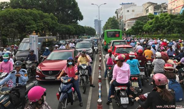 Giao thông Sài Gòn hỗn loạn giữa cơn mưa ngày đầu tuần