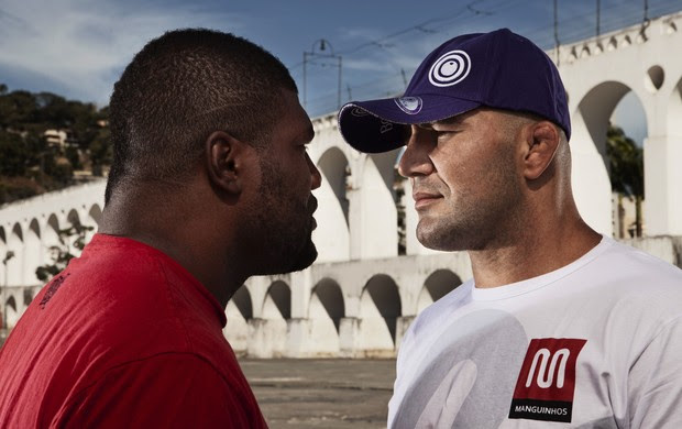 Quinton "Rampage" Jackson encara Glover Teixeira nos Arcos da Lapa, no Rio de Janeiro (Foto: Felipe Varanda / UFC)