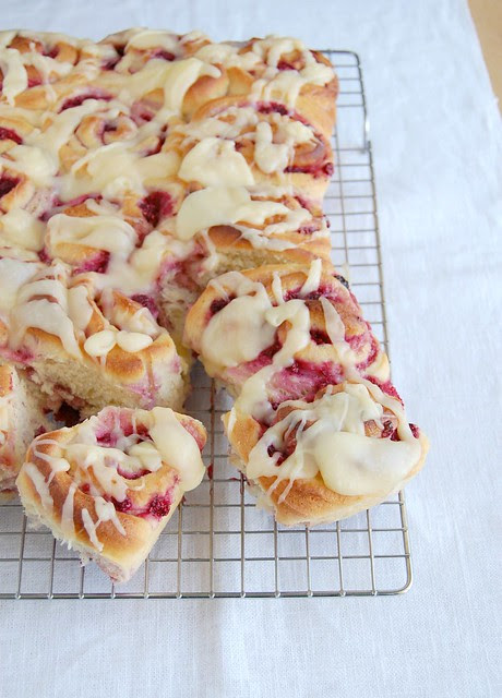 Raspberry swirl sweet rolls / Pãezinhos de framboesa