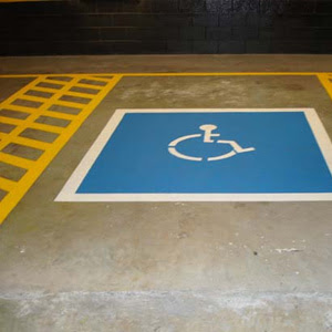 Vaga de estacionamento para deficientes