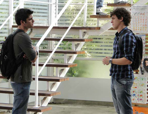 Pedro avisa que vai sair do colégio (Foto: Malhação/ TV Globo)