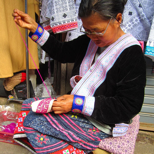 民族刺繍古布はぎれ モン族刺繍 ワッペン アンティーク布 Pron