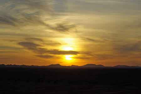 coucher du soleil sur les dunes de Merzouga - sud du Maroc