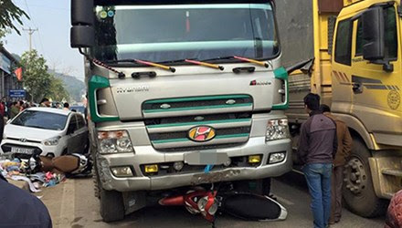 Hiện trường vụ tai nạn, hai xe tải đỗ song song, chiếm phần lớn diện tích lòng đường. Ảnh: Phạm Tuyến