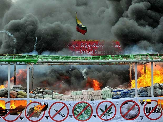 As polícias de Myanmar e Tailândia destruíram toneladas de drogas apreendidas nos países. Maconha e cocaína foram queimadas, enquanto entorpecentes engarrafados foram esmagados por máquinas pesadas. O evento marca o Dia Internacional contra o Abuso e o Tráfico. (Foto: Ye Aung Thu / AFP Photo)