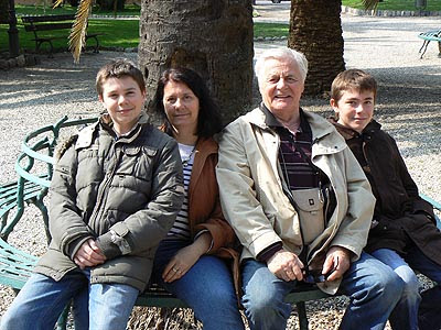 4 promeneurs assis.jpg