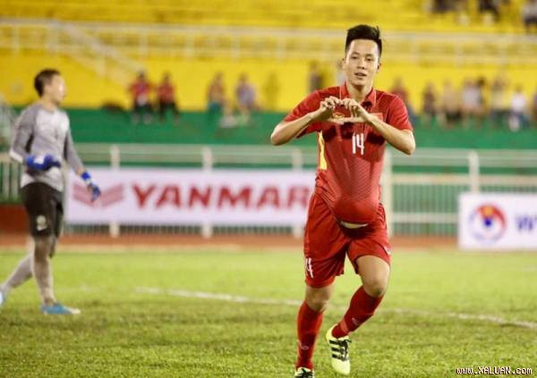  Thanh Bình bỏ bóng vào bụng. ẢNH: HUY PHẠM.