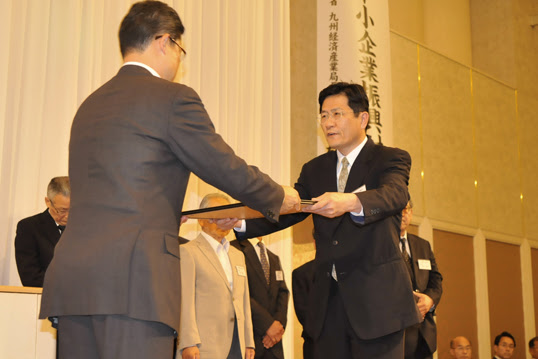 表彰を受ける日向商工会議所の河野豊さん