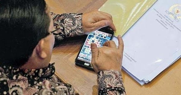 Anggota DPR Salim Mengga Kepergok Main Game Saat Rapat e-KTP