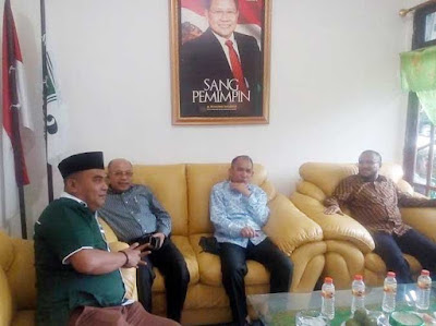 Ambon, Malukupost.com - Bakal calon (Balon) Gubernur, Said Assagaff bersama Balon Wagub, Anderias Rentanubun, di Ambon, Senin (28/8), melakukan silaturahmi politik ke DPW PKB Maluku dalam rangka Pilkada setempat pada 27 Juni 2018. Safari Said yang petahana Gubernur Maluku dan Anderias sebagai Bupati Maluku Tenggara itu diterima Ketua DPW PKB Maluku, Basri Damis, Sekretarisnya, Fahrudin Hayoto, Ketua Desk Pilkada DPW PKB Maluku, Malaka Yaluhun serta jajaran DPW Maluku itu berlangsung dalam suasana kekeluargaan. Said mengemukakan, bersilaturhami politik ke DPW PKB Maluku dalam rangka memelihara hubungan baik yang terjalin harmonis selama ini.