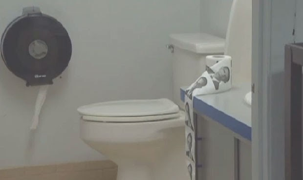 Pierce foi afastado por violar uma ordem que proíbe a colocação de apetrechos políticos em propriedades públicas. (Foto: Reprodução)