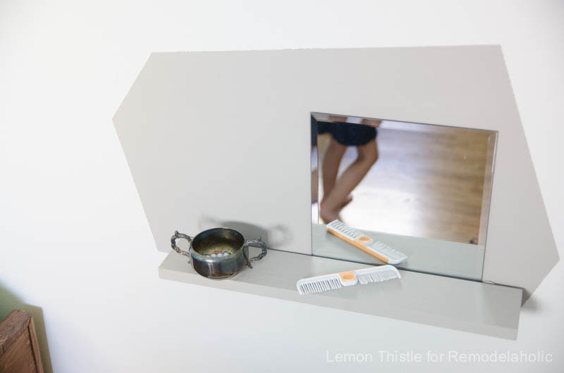 DIY floating vanity- perfect for a tight space or kids room