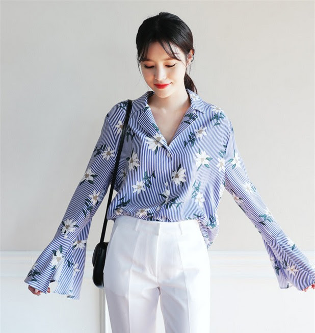  Sơ mi ống trùm tay là mốt sơ mi này đã bắt đầu hot từ cuối năm ngoái và đến mùa hè năm nay nó thực sự bùng nổ xu hướng. Điểm hay ho của sơ mi trùm tay là không chỉ sành điệu mà nó còn giúp bảo vệ đôi tay của bạn khi đi ra ngoài trời nắng nóng. 