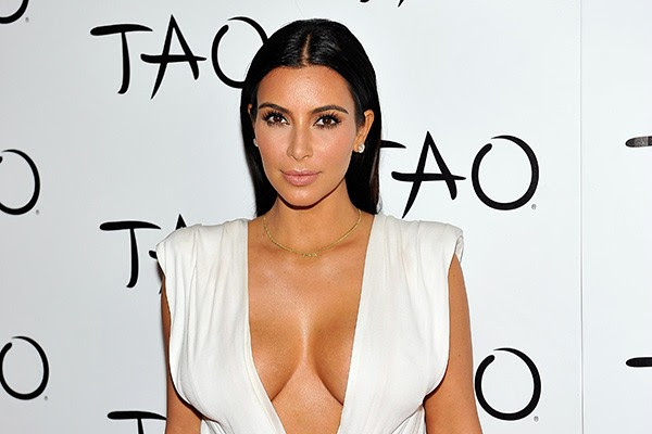 Kim Kardashian tinha 14 anos quando teve sua primeira relação sexual - e foi com a aprovação de sua mãe. Em entrevista a Oprah, a atual esposa de Kanye West disse: "Eu contei para minha mãe que perderia a virgindade e ela sugeriu que eu começasse a tomar anticoncepcionais". (Foto: Getty Images)