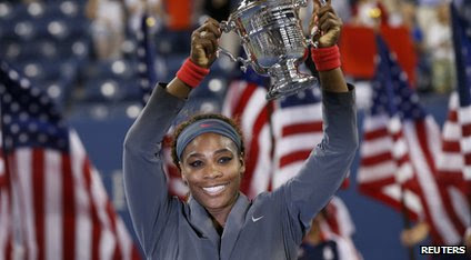 Serena Williams levanta os EUA Abrir Trophy