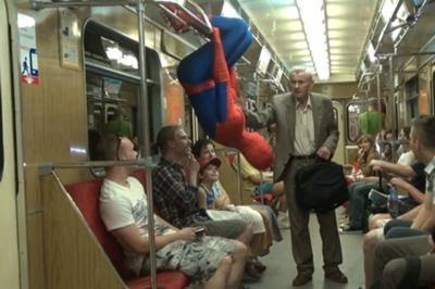 電車のマナーを守らないおまえ このスパイダーマンが許さん 電車へのボケ ボケて Bokete