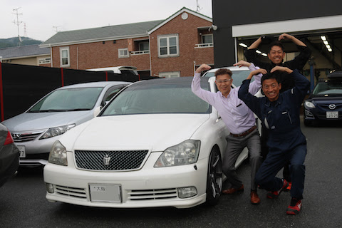 車のルーフにカーラッピング カーボンシートの貼り方を紹介 デントリペア ウインドリペア専門店 大阪 交野市のデントスマイル 京都 奈良 滋賀 兵庫からでも日帰り修理可能