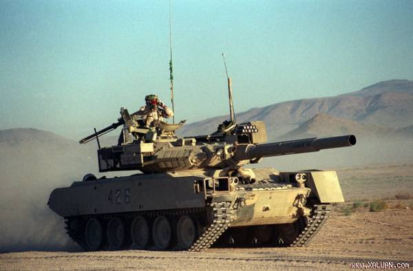 Xe tăng hạng nhẹ M551 Sheridan của Lữ đoàn thiết giáp số 177 trong cuộc tập trận năm 1993 tại Trung tâm huấn luyện quốc gia, chiếc chiến xa nhảy dù này đã được sửa đổi để mang hình hài xe tăng