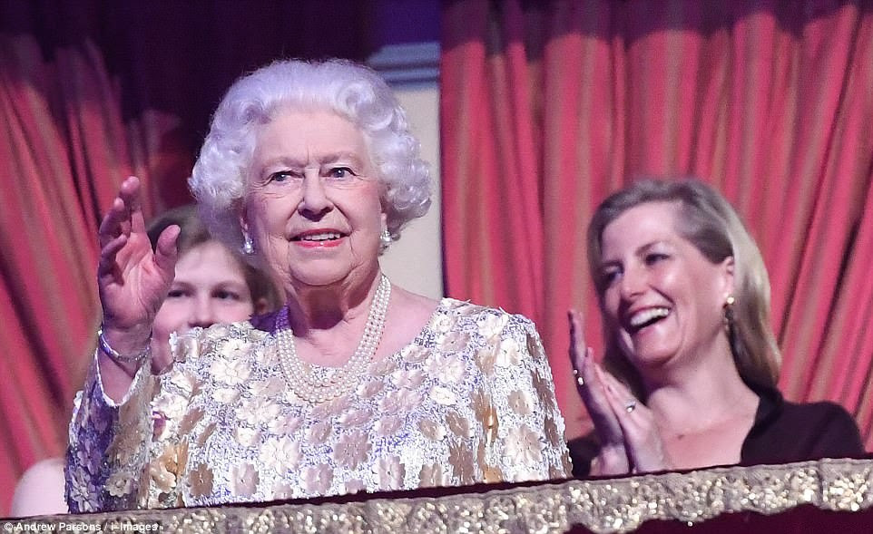 A rainha acena e sorri da caixa real enquanto assiste a seu concerto de aniversário no Royal Albert HallÂ