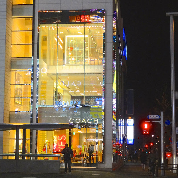 ドンキホーテのイルミネーションが反射していた コーチ名古屋栄店の壁 2 写真共有サイト フォト蔵