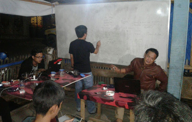 Pempred Bonepos sedang menulis di papan tulis