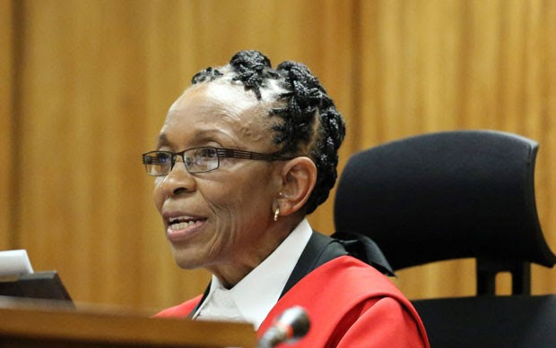 A juíza Thokozile Masipais lê a sentença de Oscar Pistorius nesta terça-feira (21) (Foto: Themba Hadebe/AFP)