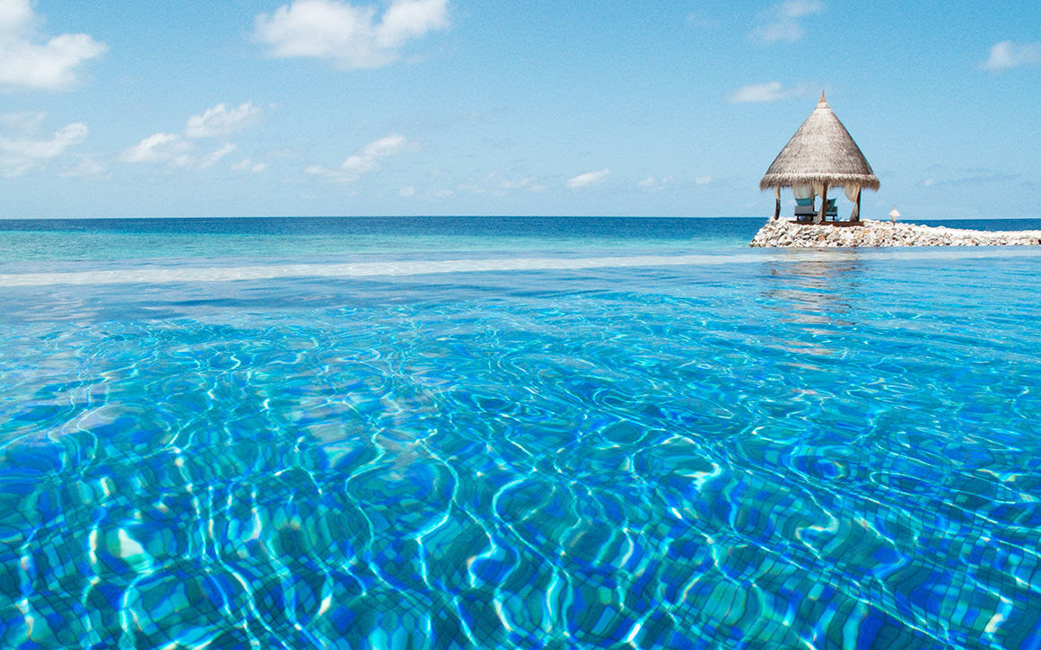 Hotel Vivanta by Taj Coral Reef aux Maldives mer turquoise