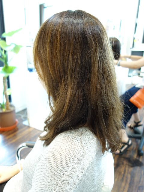 クセ毛をいかしたミディアムヘアにイメージチェンジ 本物の天然100