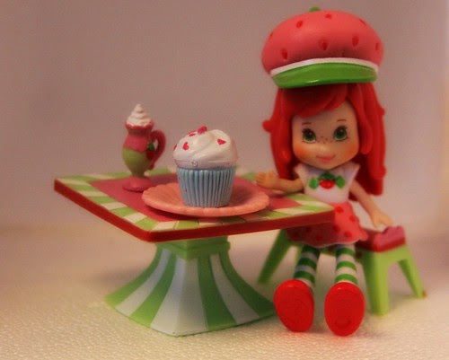 Strawberry Shortcake has lunch